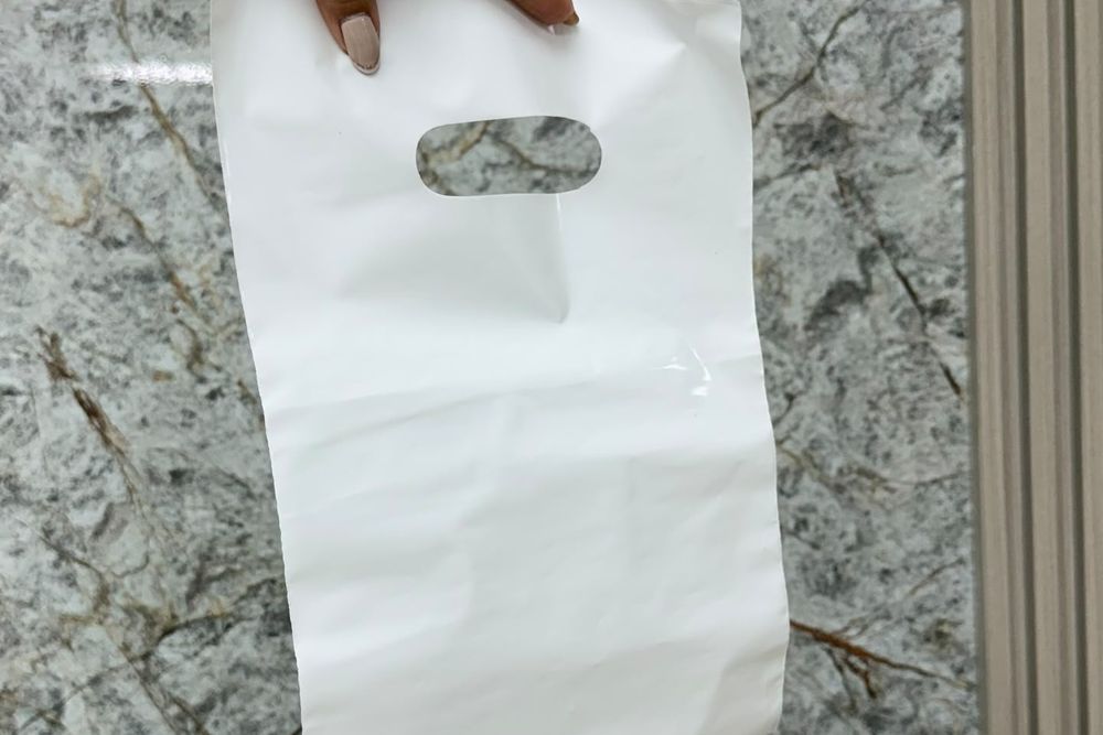 Bolsa blanca con asa troquelada para comercio
